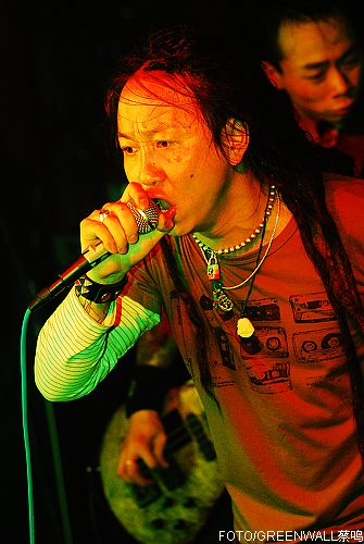 夜叉最早的三位成员难得再次聚首夜叉小酒馆火爆现场夜叉全场高举金属