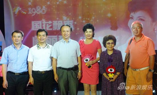 阚丽君"梦回1980"发布会献唱《国花飘香》