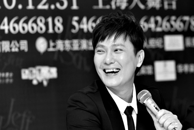 张信哲首次来沪跨年演出 笑纳"宝宝粉丝"礼物