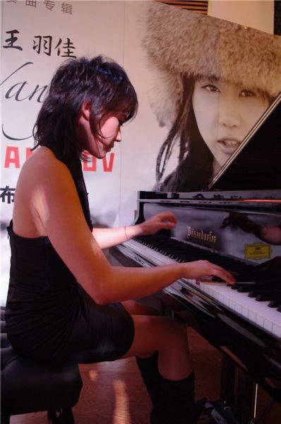 王羽佳发协奏曲专辑《拉赫玛尼诺夫》