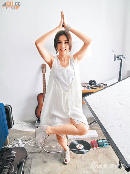 谢安琪为新歌拍mv不怕热 趁机练高温瑜伽减肥