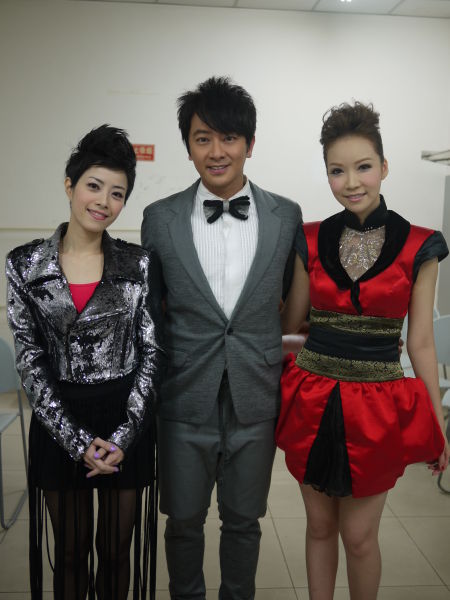 澳门歌手余翠芝登央视舞台中国风裙添国庆色彩