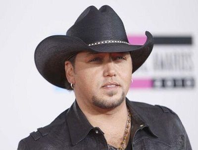 于当地时间周一晚在拉斯维加斯揭晓,乡村歌手杰森-阿尔丁(jason