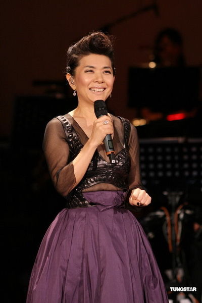 图文陈志远纪念演唱会张清芳面带微笑