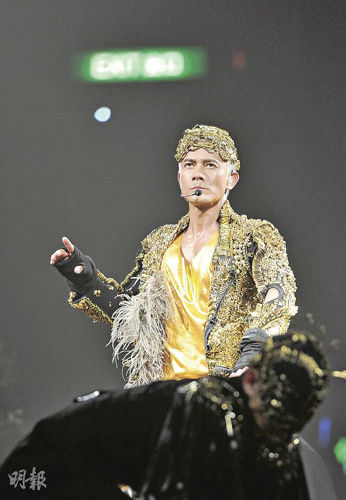 郭富城开唱空中翻腾凌空跳舞 曝脊椎因训练受伤