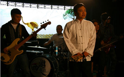 口吐莲花mv拍摄现场,唐山皮乐队成员们正在认真学习西游乐队西游乐队