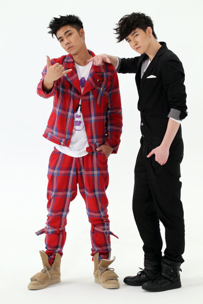 袁成杰《6号包厢》首发 造型惹火好友亲密助阵