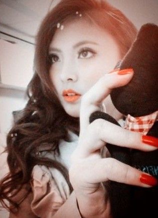 邬祯琳微博发自拍照变熟女 学业忙碌不忘工作