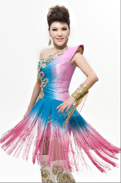 乌兰图雅凭《火辣辣的情歌》人气窜升