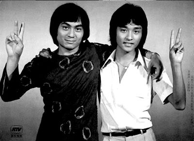 当年获得亚洲歌唱比赛冠亚军的钟伟强(左)和张国荣.青红供图