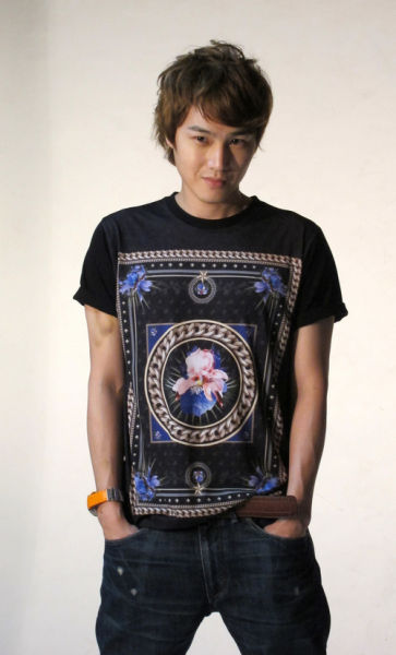 林埈永帅气演出受热捧险被抓伤