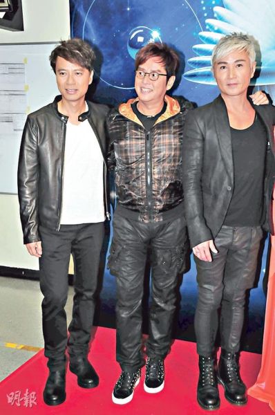 日前批评乐坛的周启生昨晚（10月13日）与李克勤、谭咏麟碰头合照。