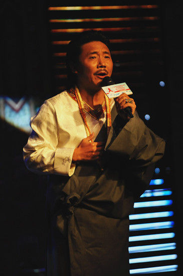 容中尔甲携旺姆无偿开唱 捐30万助医疗