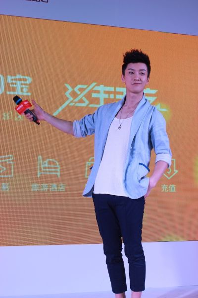 乔任梁话筒当吉他玩