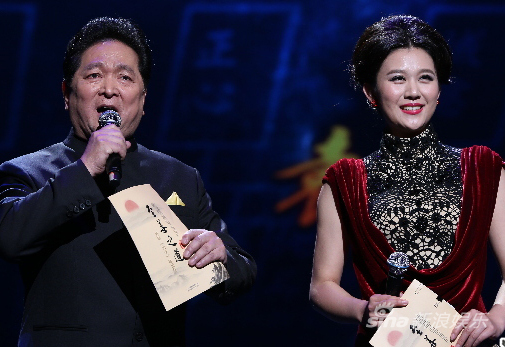 图为主持人瞿弦和与丁甜