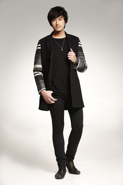 james杨永聪新浪娱乐讯 新人歌手james杨永聪,有着香港与英国混血的