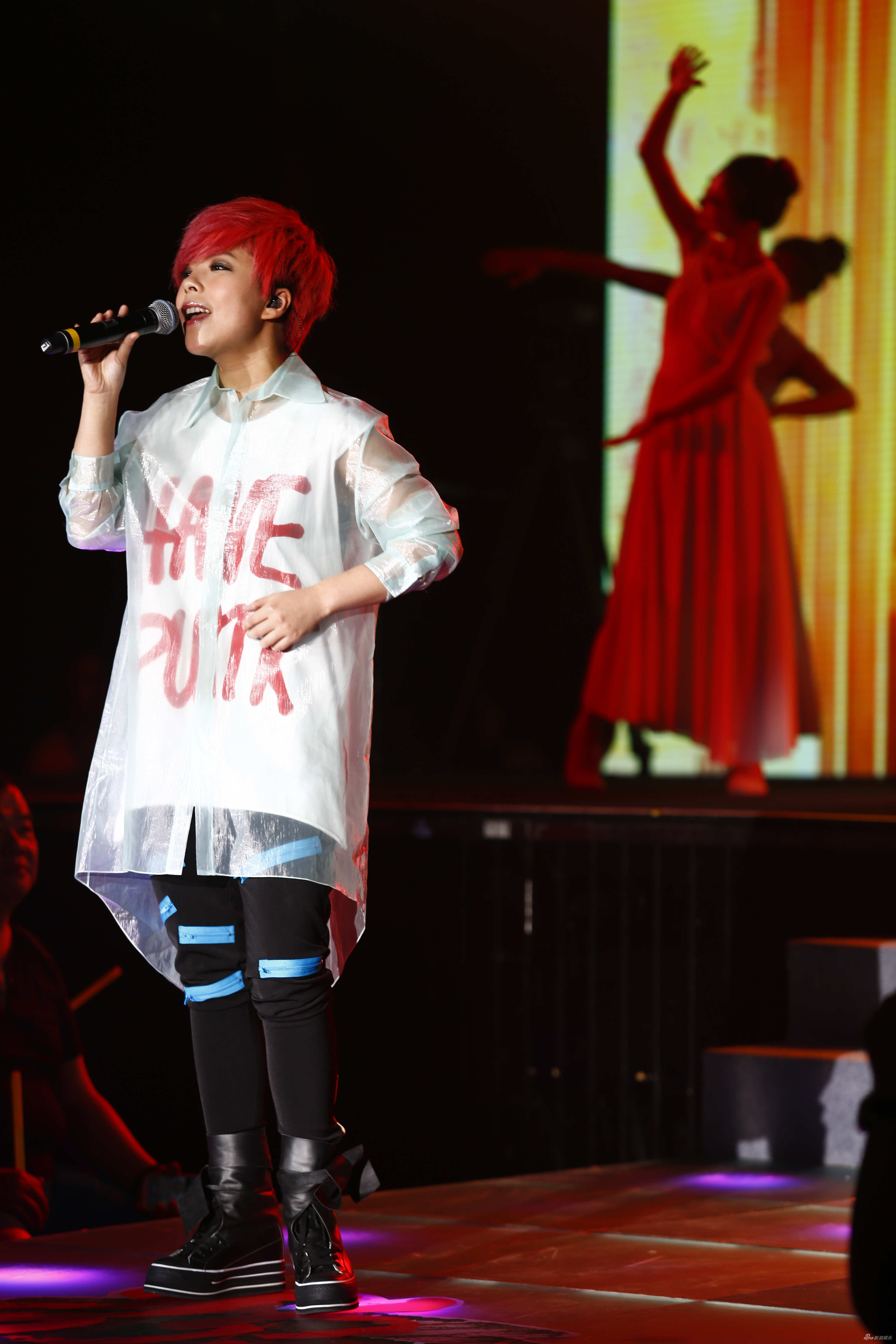 歌手张欣奕莫凡吉他弹唱多亮演唱《最后放手》