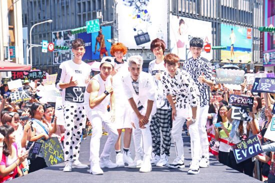 男团spexial台湾办签唱会 公司送巨扇消暑