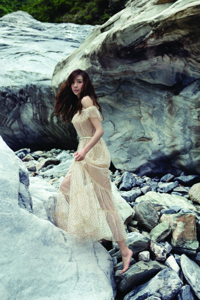 周韦彤发布唯美秘境大片 涉险拍摄mv