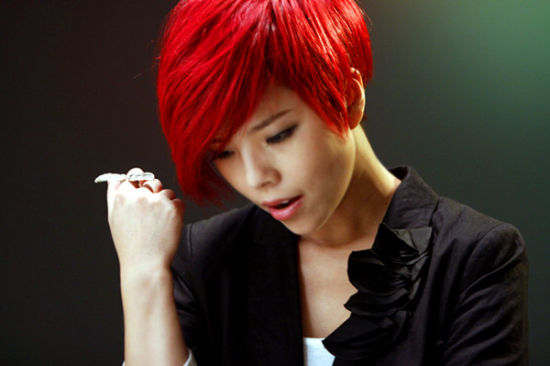 评论:莫艳琳用蓝色点缀成熟背后忧伤