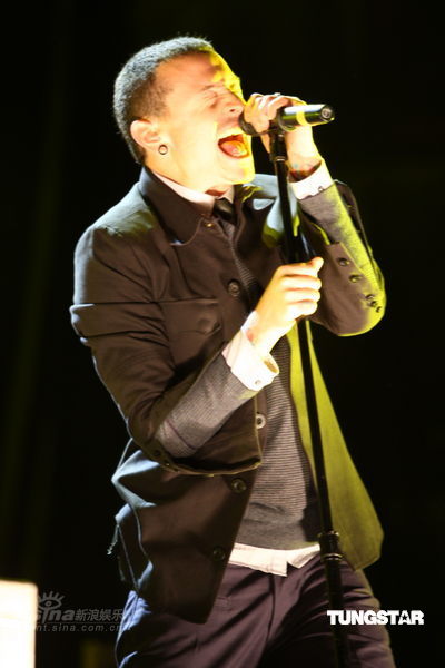 图文:林肯公园上海开唱-主唱查斯特声嘶力竭