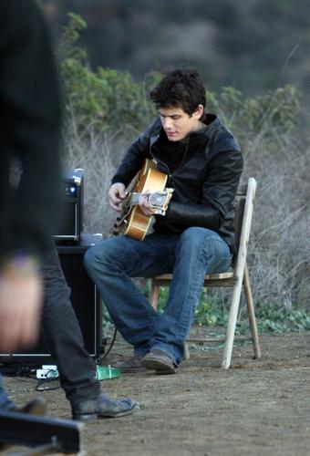 组图:约翰-梅尔暮色神秘拍mv 抱吉他颓废忧郁