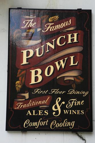 麦当娜和丈夫盖·瑞奇花五百万买下当地的一所名叫the punchbowl