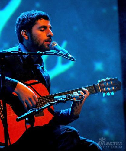 组图josegonzalez英国开唱吉他演绎妙音