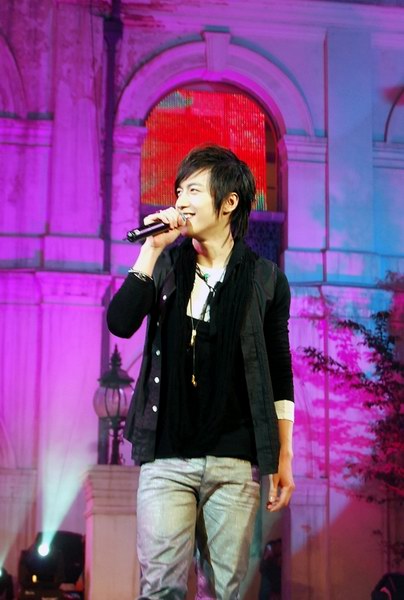 乔任梁苦练粤语歌 无锡献唱遭女歌迷熊抱(组图)