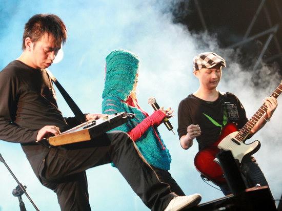 图文龙水湖音乐节首日与非门乐队卖力表演