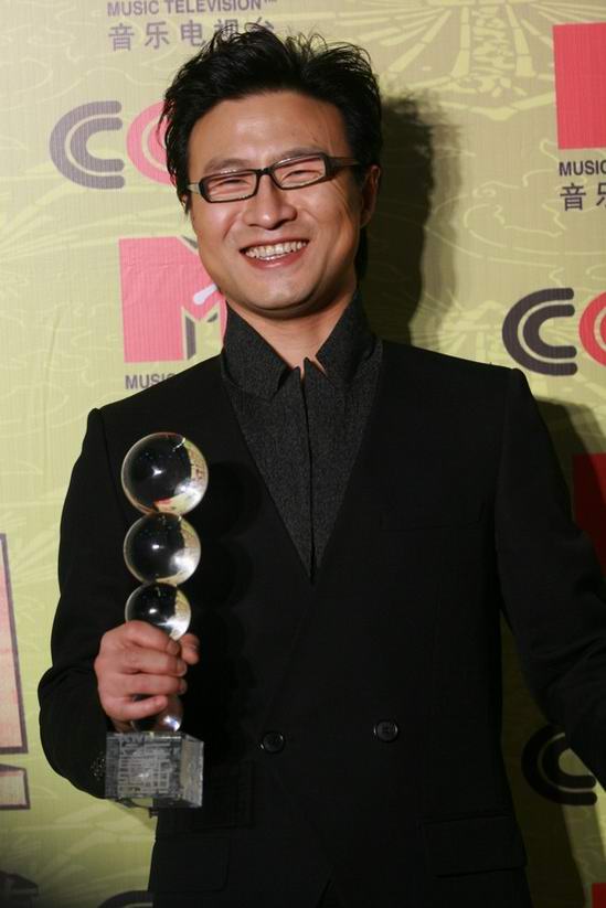 图文汪峰亮相后台眉笑颜开大秀奖杯