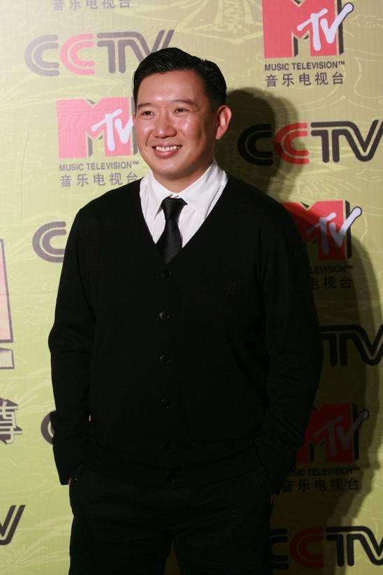 图文颁奖嘉宾杜汶泽亮相后台