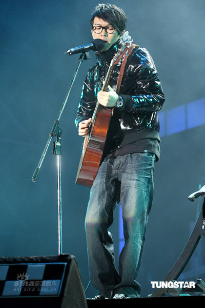 组图:王力宏棒棒堂等集结开唱 罗志祥皮衣耍酷