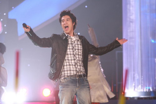 图文王力宏穿皮衣帅气增倍演唱改变自己