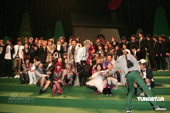 图文:叱咤乐坛颁奖礼--众歌手登台合影