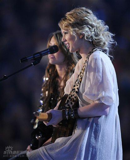 图文:格莱美现场--miley cyrus自弹自唱