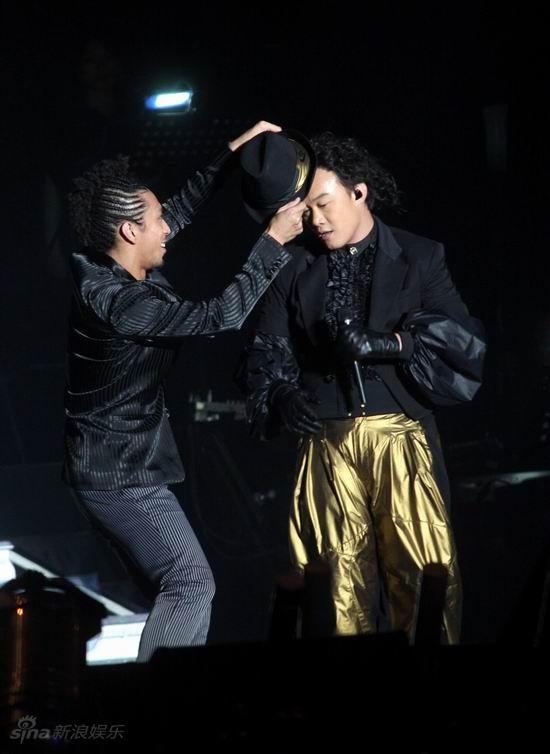 图文:陈奕迅上海华丽开唱--陈奕迅戴帽子