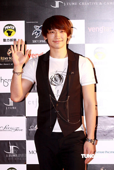 图文rain香港开唱rain亮相时装秀