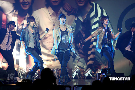 组图:ss501香港秀火爆劲舞 向粉丝求婚引尖叫