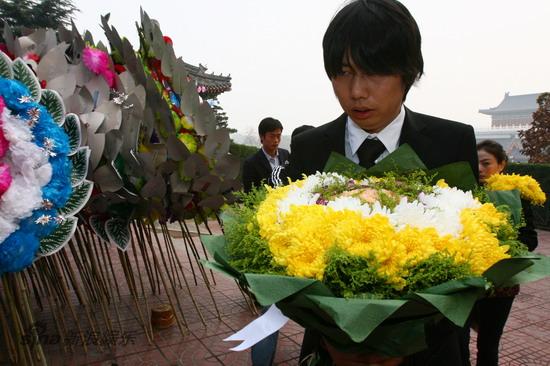 陈琳丈夫张超峰手捧白色花束到场并亲手献上挽联,大哥二哥大嫂二嫂等