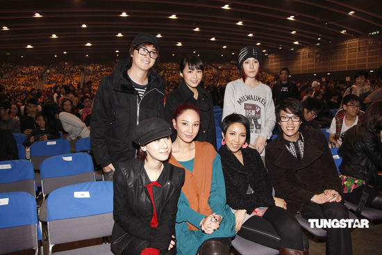 图文陈奕迅容祖儿拉阔音乐会英皇艺人合影