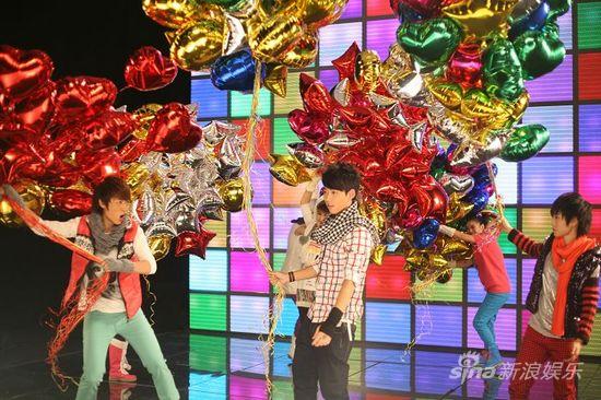 近日,天娱旗下众艺人在北京为跨年新歌《快乐出发》拍摄了mv
