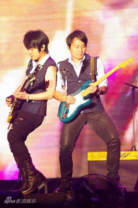 图文五月天巡演落幕怪兽和石头秀吉他神技
