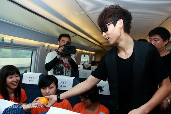 图文:魏晨天津签售-魏晨与粉丝