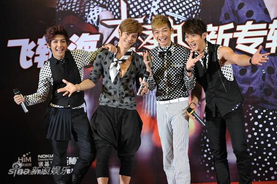 四帅男摆姿势新浪娱乐讯 9月28日下午,台湾偶像组合飞轮海携第四张