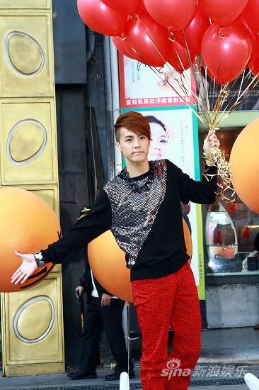 何维健西门町玩快闪 刺破气球一飞冲天(组图)