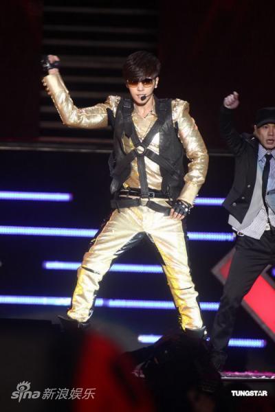 图文:音乐飙榜颁奖演唱会-罗志祥热舞
