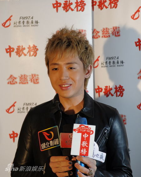 图文:中歌榜武汉欢唱会-梁佳杰精心准备到指尖