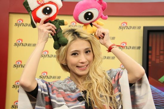 图文戴佩妮表情搞怪