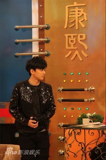 图文:张杰做客《康熙》-张杰宣传